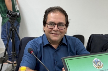 Odair José solicita revitalização do campo de futebol da comunidade do Clareão