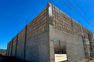 Obras em ritmo acelerado no Lastro: Gestão Dr. Ronaldo Gonçalves avança com a construção de novo Ginásio Poliesportivo e UBS