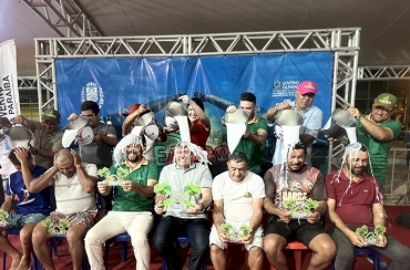 Prefeito Helder Carvalho celebra sucesso da FEAGROS e recebe tradicional banho de leite de cabra a pedido do público