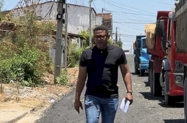 Abel Sales acompanha asfaltamento de ruas no Projeto Mariz após apresentar requerimento na Câmara de Sousa