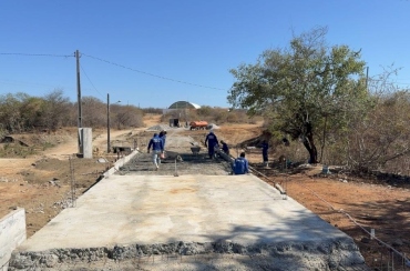 Através de requerimento, Amanda Silveira apresenta pede a construção de passagem molhada na estrada de acesso a Logradouro dos Alves, em Sousa
