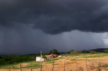 Inmet emite novo alerta de chuva e ventos fortes para mais de 200 cidades