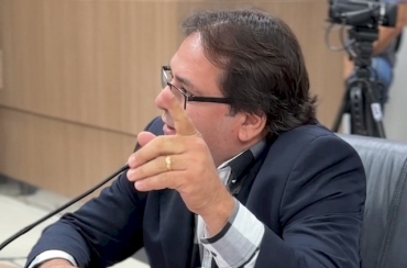 Odair José chama atenção para animais soltos na BR-230 e pintura de lombadas próximo ao Mutirão