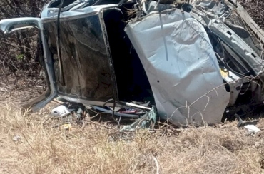 Motorista fica ferido após carro colidir em ônibus escolar e capotar na BR-412, na Paraíba 