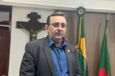 Radamés Estrela protocola requerimento para construção de praça e quadra de beach tennis no Núcleo Habitacional II