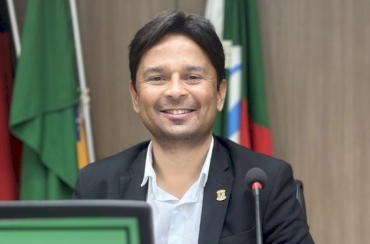 Vereador Diógenes Ferreira solicita construção de campos society em três bairros de Sousa