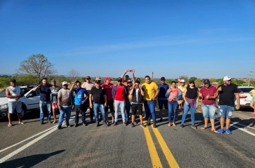 Manifestantes bloqueiam BR-230 entre Cajazeiras e Sousa para cobrar controle da liberação de água do Açude Engenheiro Avidos