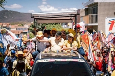 Na companhia de João, Chico Mendes participa da Caravana 40 e destaca investimentos em São José de Piranhas, Monte Horebe e Bonito de Santa Fé