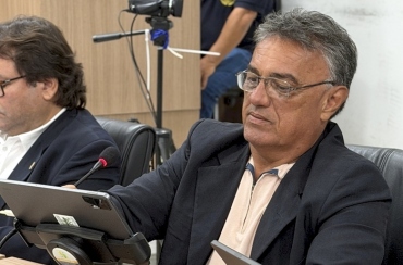 Denis Formiga protocola requerimento em que solicita correção de desníveis em bocas de lobo de ruas recentemente asfaltadas em Sousa 