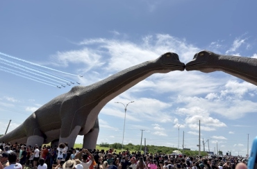 Em parceria com a gestão do prefeito Helder Carvalho, Esquadrilha da Fumaça reúne multidão ao promover espetáculo aéreo nos céus de Sousa
