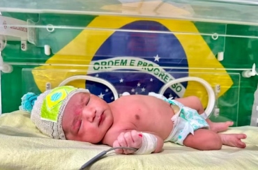 No clima da Copa do Mundo, bebês são vestidos com as cores do Brasil em hospital da Paraíba