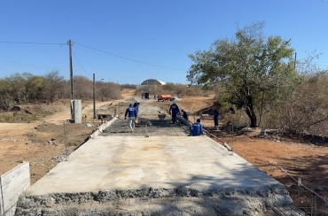Com ações na zona rural, gestão Helder Carvalho avança na construção de passagem molhada na Comunidade Rural Curralinho