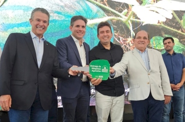 Sousa recebe retroescavadeira e caminhão-pipa durante cerimônia da Codevasf em João Pessoa