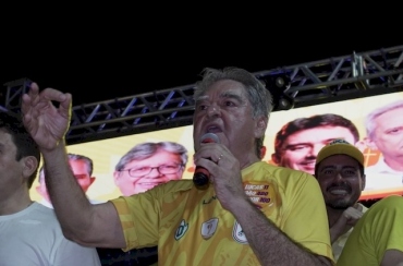 Lindolfo Pires prestigia o maior Fofa Chão da história de Sousa e destaca força da mobilização política em Sousa
