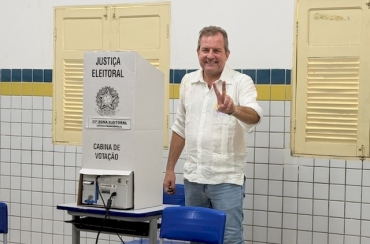 Fábio Tyrone vota em Sousa e se emociona após deixar cabina de votação