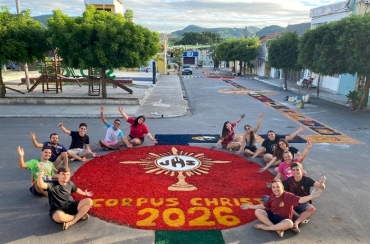 Jovens confeccionam tradicionais tapetes de Corpus Christi e mantêm viva tradição religiosa em São José da Lagoa Tapada