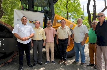 Em Aparecida, gestão João Neto recebe nova máquina compactadora para reforçar os serviços de infraestrutura