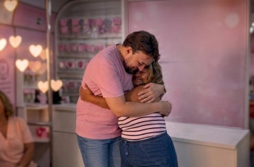 Blogueiro Marquinhos de Milhões e loja Florinda Makes realizam homenagem emocionante com transformação, cuidado e beleza