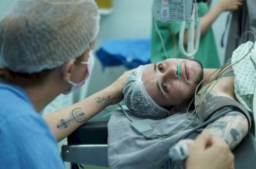 Homem trans dá à luz primeiro bebê na rede pública estadual da PB: 'é amor, é respeito', diz esposa