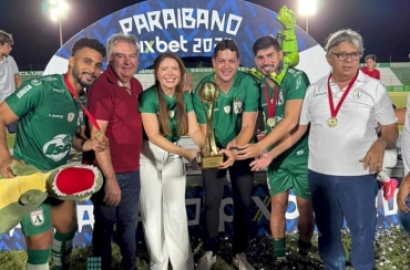 Prefeita pé quente: Amanda Silveira prestigia jogo em que o Sousa leva a Recopa Paraibana