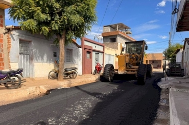 Na gestão Helder Carvalho, Programa Pavimenta Sousa avança com asfaltamento de ruas no bairro Frei Damião 
