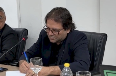 Odair José protocola requerimento para pavimentação de ruas no bairro Dr. Zezé