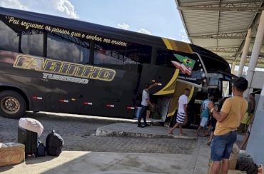 Primeiros ônibus com cortadores de cana chegam ao Alto Sertão da Paraíba para o segundo turno das eleições
