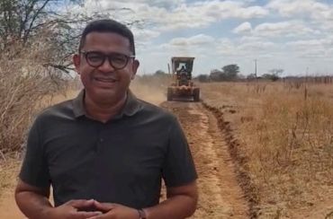 Abel Sales visita comunidades rurais e acompanha recuperação de estradas vicinais em Sousa