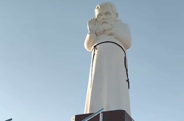 Estátua de Frei Damião completa 50 anos e fiéis celebram com tríduo no Alto da Bênção de Deus, em Sousa 
