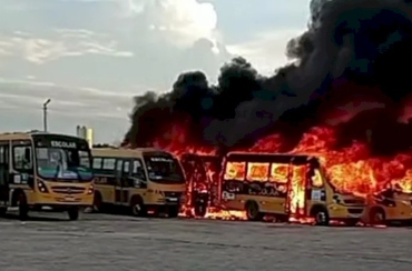 Incêndio atinge garagem em Queimadas e destrói 6 micro-ônibus escolares e um caminhão
