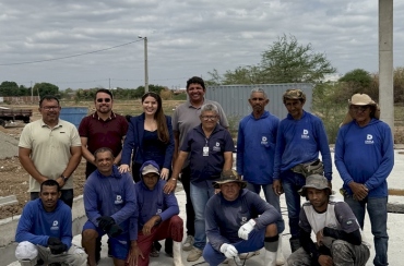 Prefeita interina, Amanda Silveira, vistoria obra de construção de fossão que é fruto de sua ação parlamentar