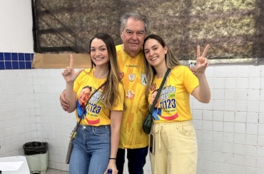Lindolfo Pires vota em Sousa ao lado das filhas e afirma confiança na vitória