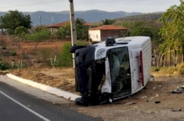 Ambulância de Bonito de Santa Fé tomba após colidir com animal na PB-400; ninguém fica gravemente ferido