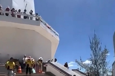Chuva de dinheiro em Juazeiro: devoto paga promessa lançando notas na estátua do Padre Cícero
