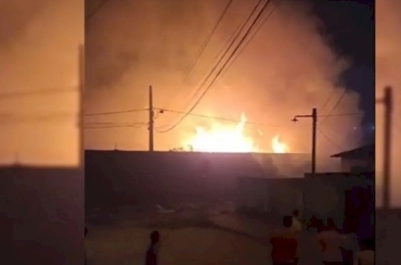Incêndio de grandes proporções atinge terreno de fábrica no Geisel