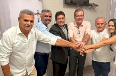 Ao lado do prefeito Helder Carvalho, grupo de oposição de Uiraúna fecha apoio ao pré-candidato a deputado federal Fábio Tyrone