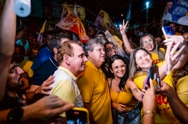 No bairro Valentina em JP, Chico Mendes participa de caminhada ao lado de João e Marmuthe; 'recepção calorosa