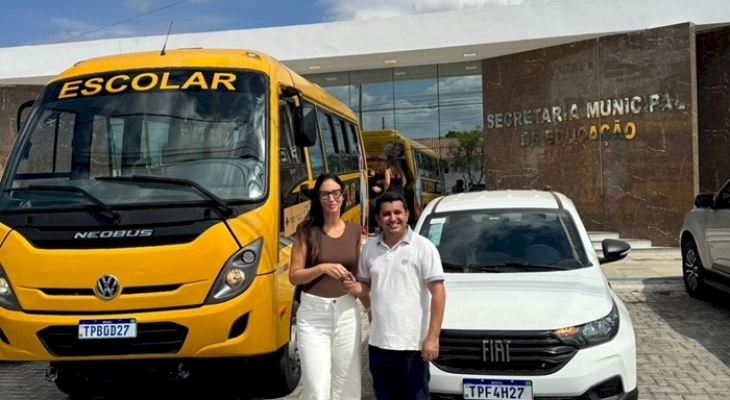 Superintendência de Transporte da Prefeitura de Sousa entrega ônibus escolar e picape 0 km à Secretaria de Educação 