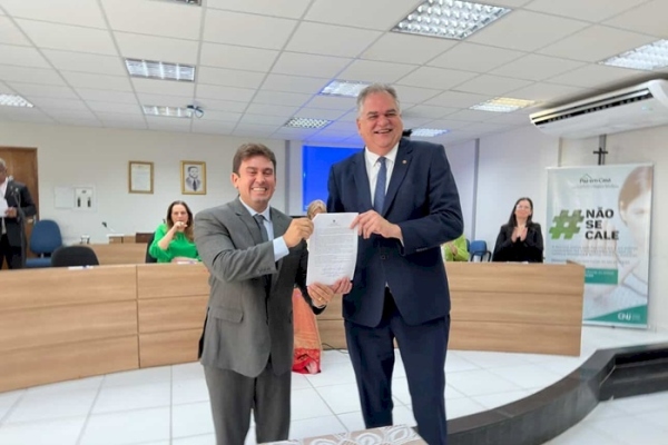 Prefeito Helder Carvalho assina termo de cooperação do projeto “Cidadania de Primeira” em Sousa