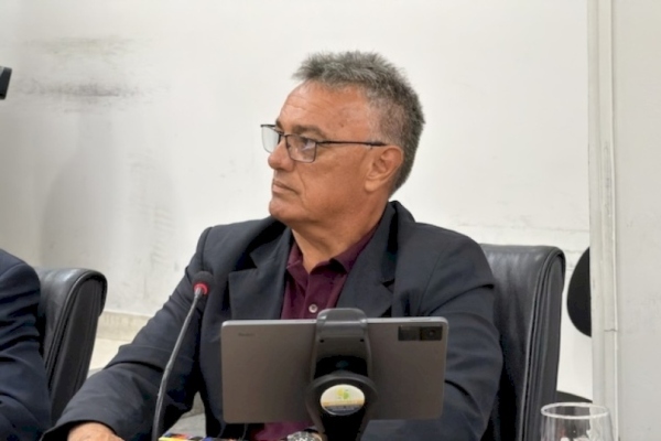 Dênis Formiga solicita implantação de iluminação em LED na Rua Dr. Carlos Pires, em Sousa