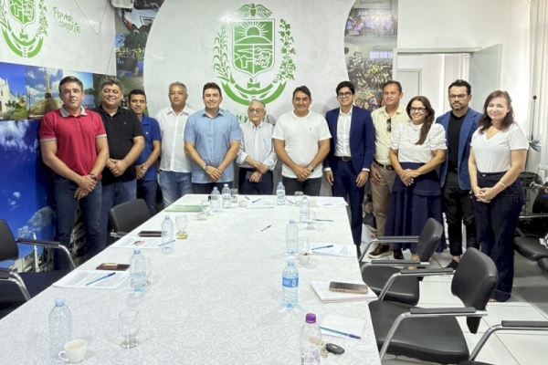 Gestores municipais e representantes do Hospital Napoleão Laureano alinham ações para atendimento oncológico no Centro Oncológico de Sousa 