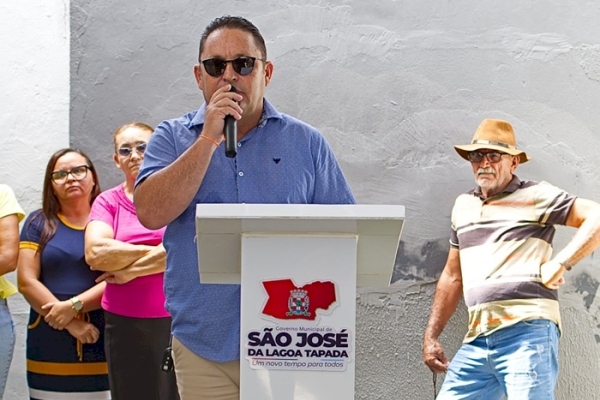Vereador Samuel Guedes participa da entrega de sala de raio-X, veículos e ambulância em São José da Lagoa Tapada