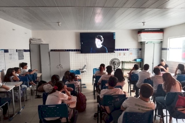 Smart TVs entregues pela gestão Helder Carvalho já beneficiam alunos com atividades pedagógicas