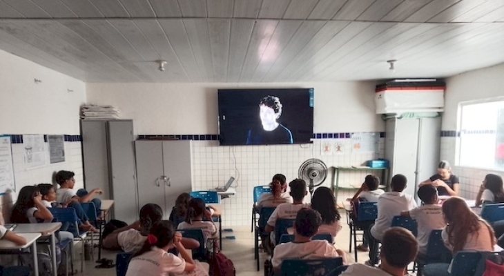 Smart TVs entregues pela gestão Helder Carvalho já beneficiam alunos com atividades pedagógicas