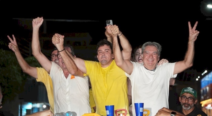 Ao lado de Helder, Lindolfo, vereadores e eleitores, Fábio Tyrone participa do primeiro Fofa Chão e comício realizado em Sousa 