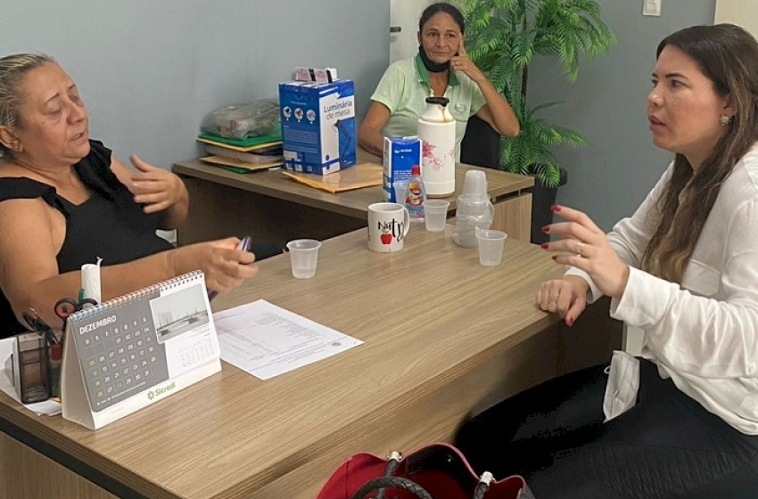 Secretária Amanda Silveira em reunião em João Pessoa 