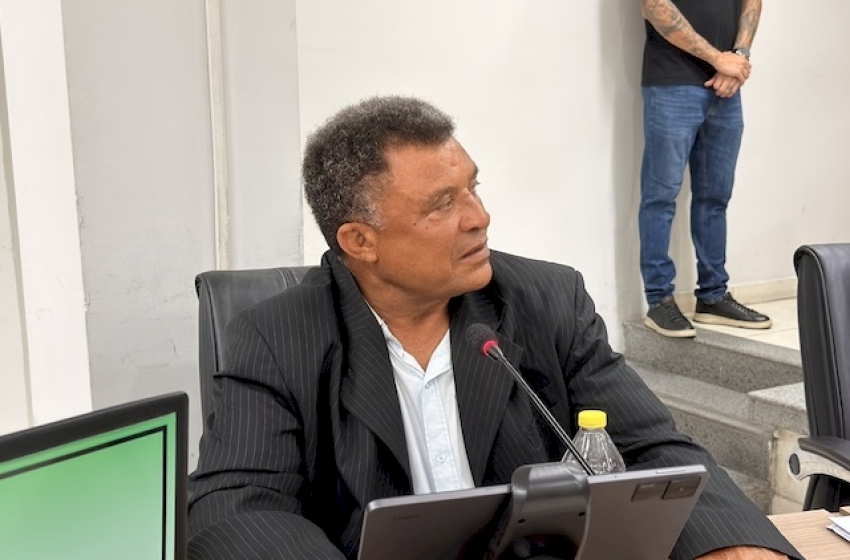 Vereador Batatinha em momento de trabalho parlamentar