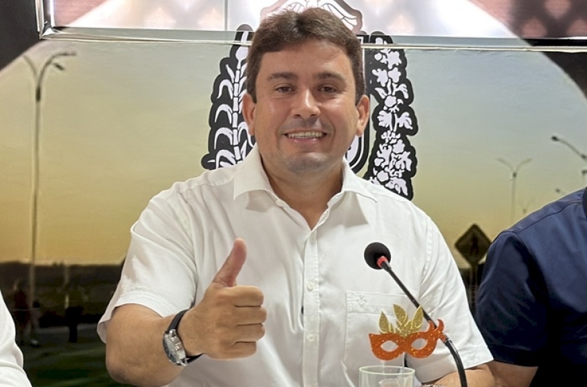 Prefeito Helder Carvalho em entrevista coletiva 