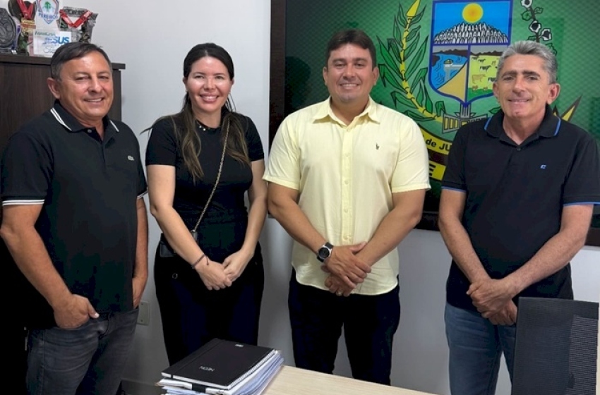 Amanda Silveira em reunião 