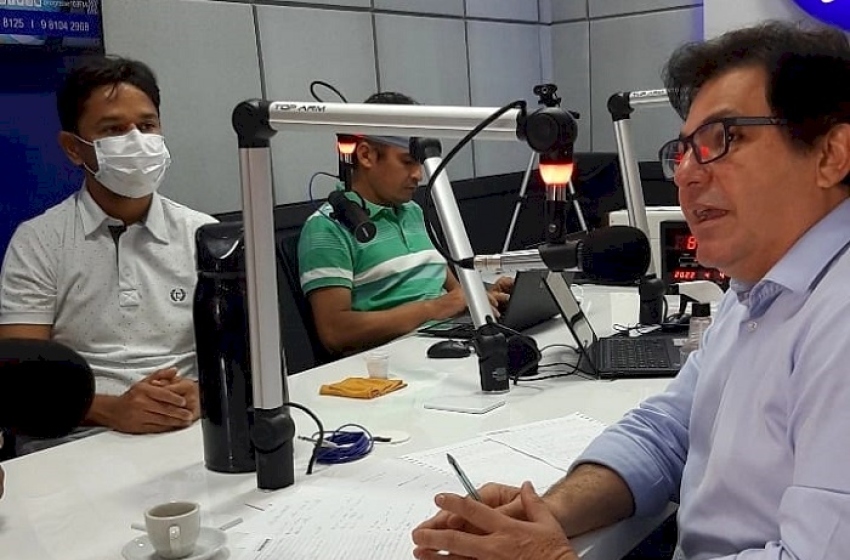 Zenildo Oliveira e Diógenes Ferreira no estúdio da Rádio Progresso FM